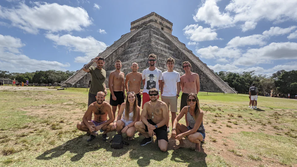 Peter Zošiak pózuje se skupinou přátel před ikonickou mayskou pyramidou Chichen Itza v Mexiku. Jasná obloha a historická atmosféra slavné památky.
